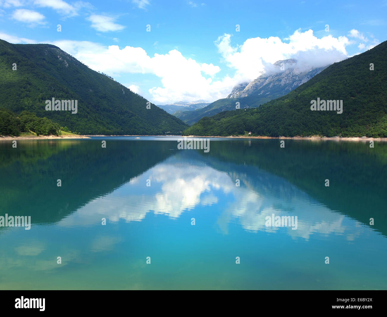 Schöne Aussicht auf hohen blauen Bergsee Stockfoto