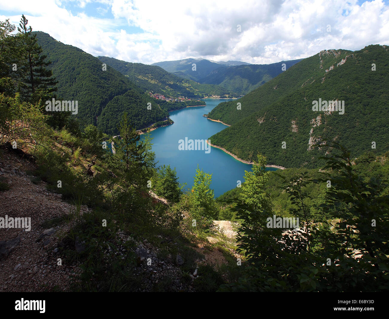 Schöne Aussicht auf hohen blauen Bergsee Stockfoto