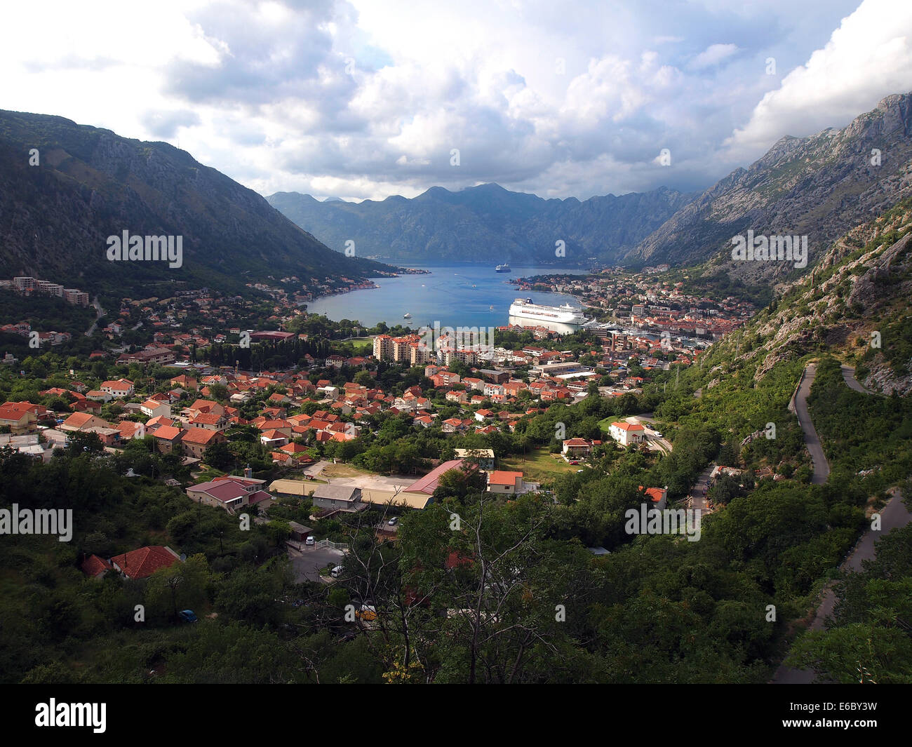 Schöne Landschaft der Kotor Bucht (Boka Kotorska) in der Nähe der Stadt von Kotor, Montenegro, Europa. Bucht von Kotor ist ein UNESCO-Welt-Welterbekonvention Stockfoto