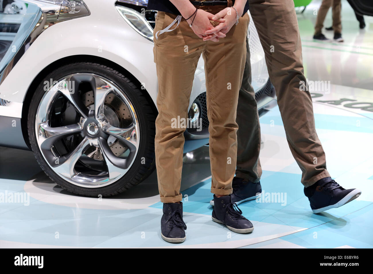 Beine und Schuhe eines weiblichen Hosts präsentiert einen neuen Mercedes Smart während 65.. Motorshow IAA 2013, Frankfurt am Main, Deutschland Stockfoto