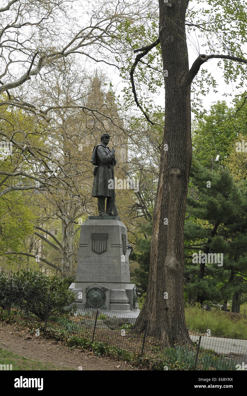 7. Regiment Denkmal, von John Quincy Adams Ward, mit San Remo Mehrfamilienhaus im Hintergrund. Central Park in New York Stockfoto