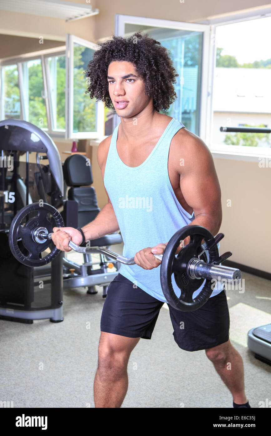 junger Mann beim Training in einem Fitnessstudio Stockfoto