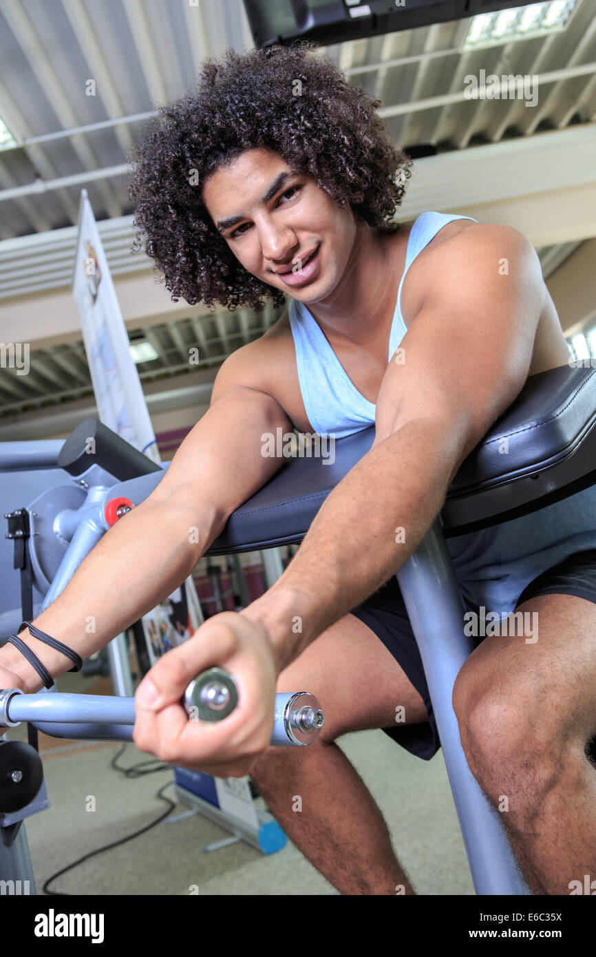 junger Mann beim Training in einem Fitnessstudio Stockfoto