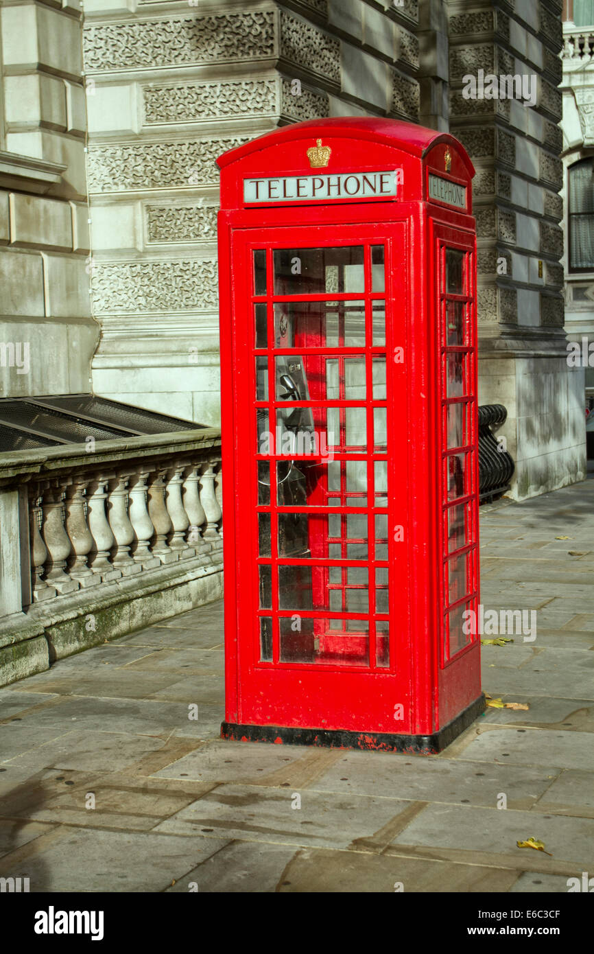 Londoner Telefonzelle in Whitehall, Westminster, London Stockfoto