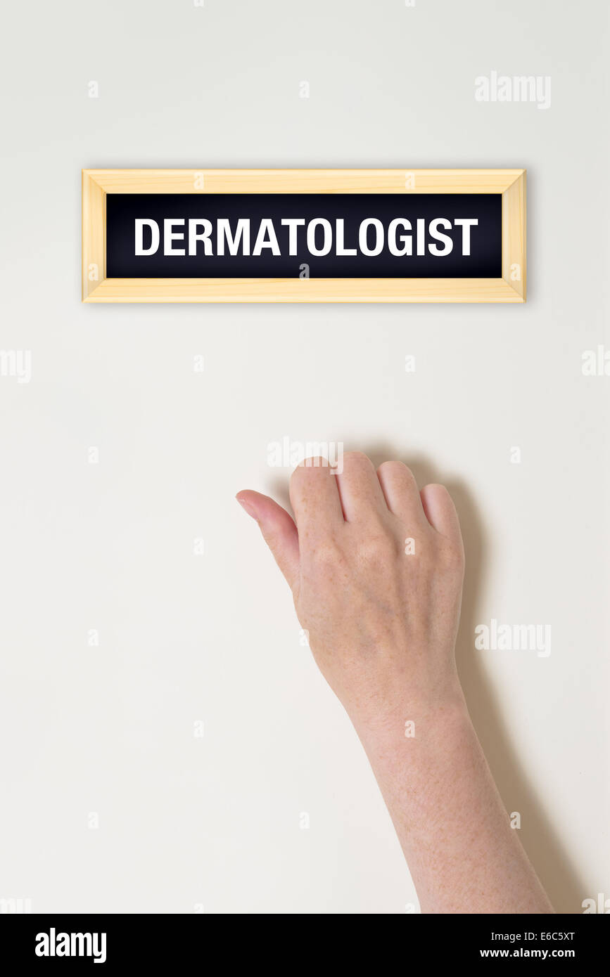 Weibliche Hand klopft an Dermatologen Tür für eine ärztliche Untersuchung Stockfoto