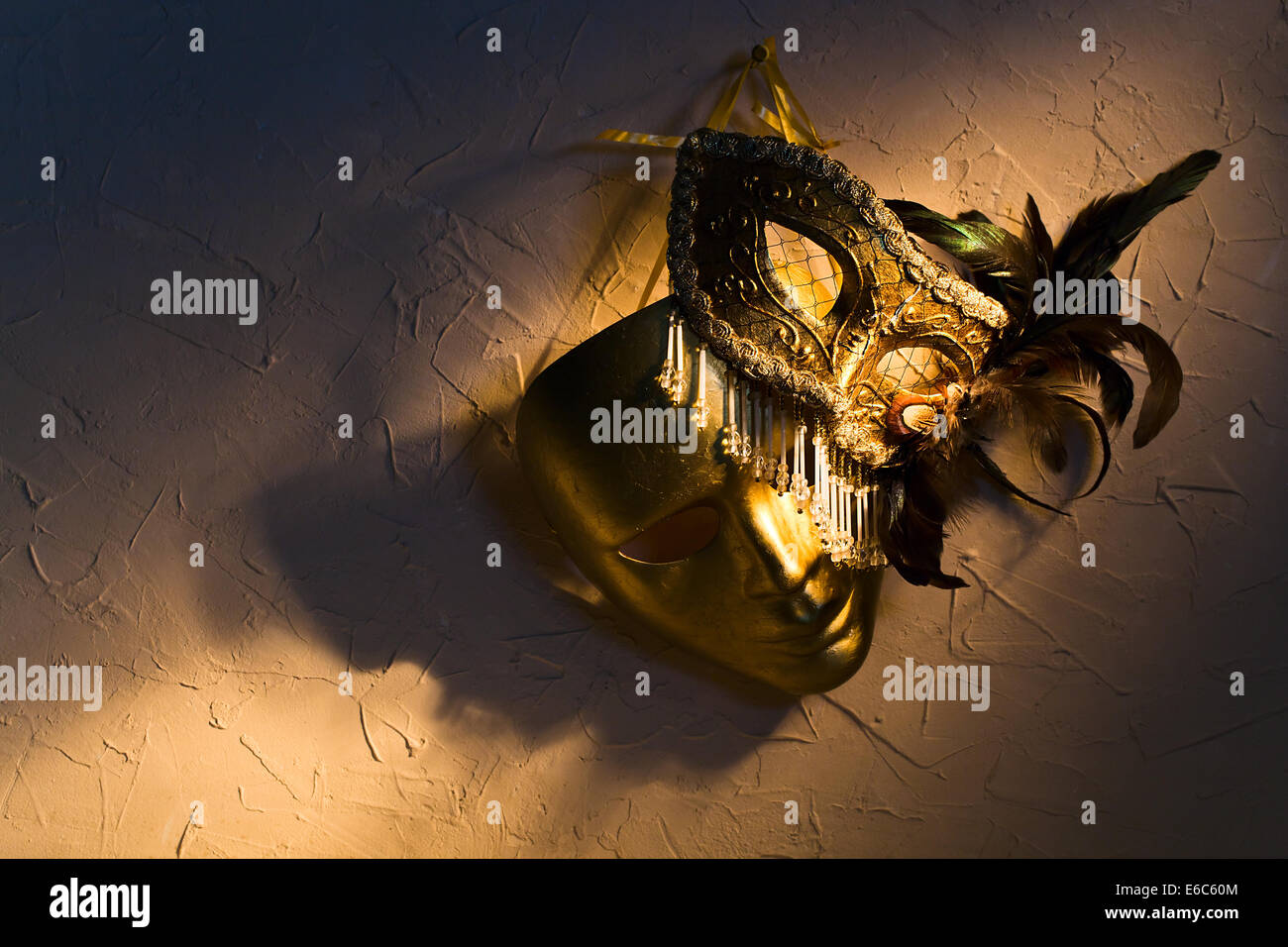 Zwei goldene venezianische Masken auf alten Mauer Stockfoto
