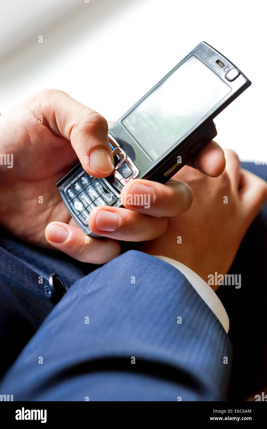 Dies ist eine Nahaufnahme der Geschäftsmann Hände mit Telefon Stockfoto
