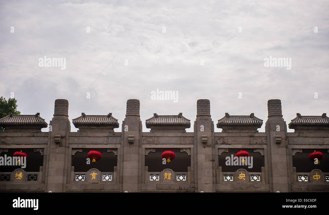 (140820)--NANJING, Aug. 20,2014 (Xinhua)--Foto am 20. August 2014 zeigt das Tor des ehemaligen Zentralstadion. Dem ehemaligen Zentralstadion in Nanjing, das größte Stadion in den Fernen Osten zu diesem Zeitpunkt wurde als das Hauptstadion für "National Games" entwickelt. Baubeginn war im Jahre 1931 und das Stadion offiziell eröffnet, im Jahr 1933. Den nationalen Rekord von 100 und 200-Meter-Rennen inmitten Liu Changchun, der erste chinesische Athlet, die Teilnahme an den Olympischen Spielen im Jahr 1933 Zentralstadion. Im Jahr 1945 wurde das Zentralstadion das Hauptstadion für die Olympia-Bewerbung gewählt. Aber die Olympischen Drea Stockfoto