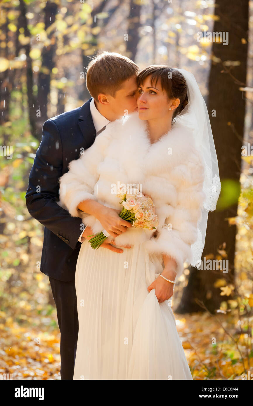Schöne Braut und Bräutigam zusammen im park - Regen Stockfoto