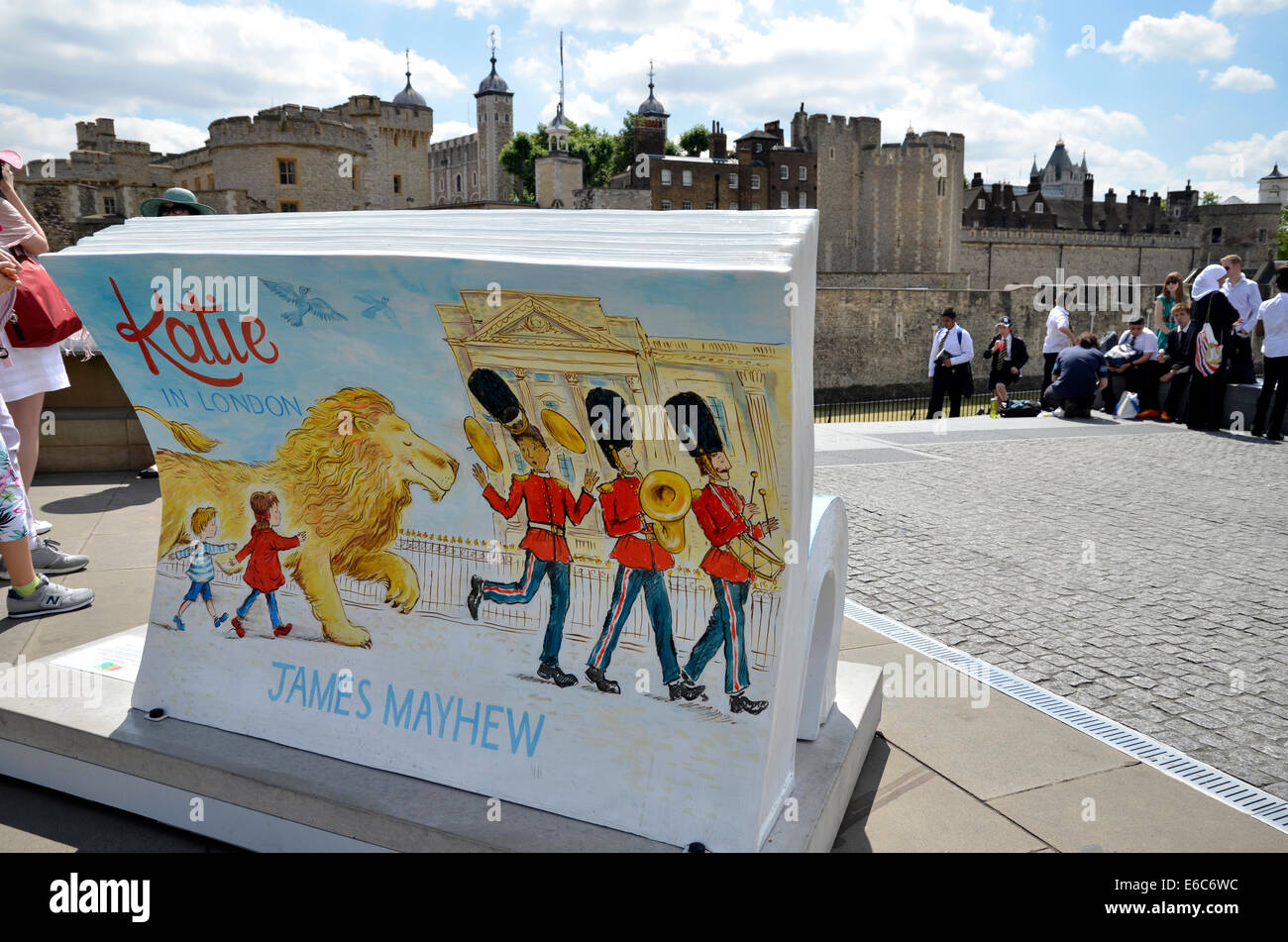 Eine Buch-Bank an der Tower of London Künstlers James Mayhew Darstellung seiner Katie in London Kinderbuch. Stockfoto