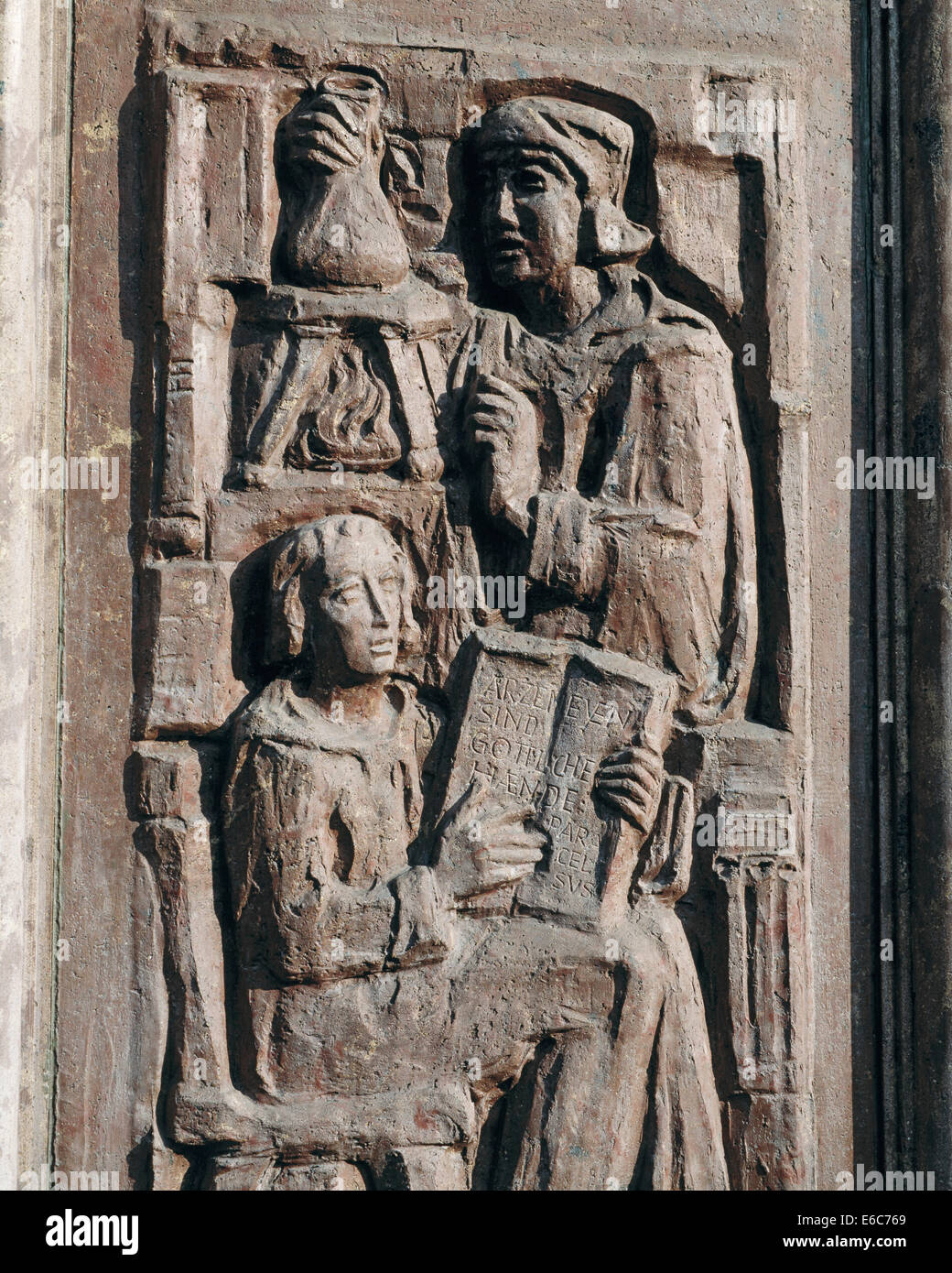 Relief Cosmas Und Damian von Josef Pepi Braun der St. Martins Apotheke in Wangen Im Allgäu, Baden-Württemberg, Schutzpatrone von Arzt Und Apothek Stockfoto