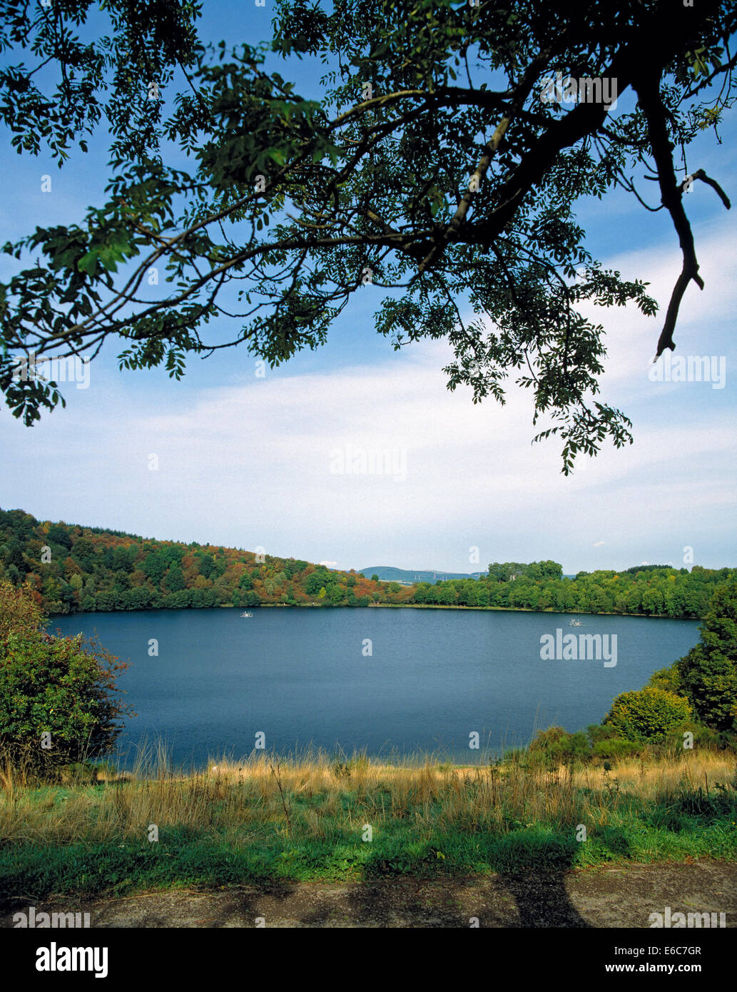 Weinfelder Maar in Schalkenmehren, Verbandsgemeinde Daun, Vulkaneifel, Rheinland-Pfalz Stockfoto