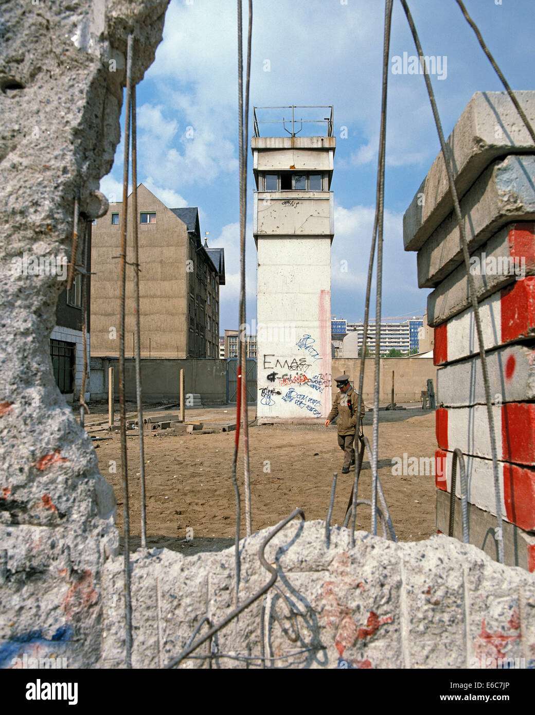 D-Berlin, Spree, Hauptstadt von Deutschland, Berliner Mauer nach Vereinheitlichung von Deutschland, Grenze zwischen West-Berlin und Ost-Berlin, Blick durch ein Loch in der Wand, um ein DDR-Wachturm, voraus eine DDR-Grenze-Wache Stockfoto