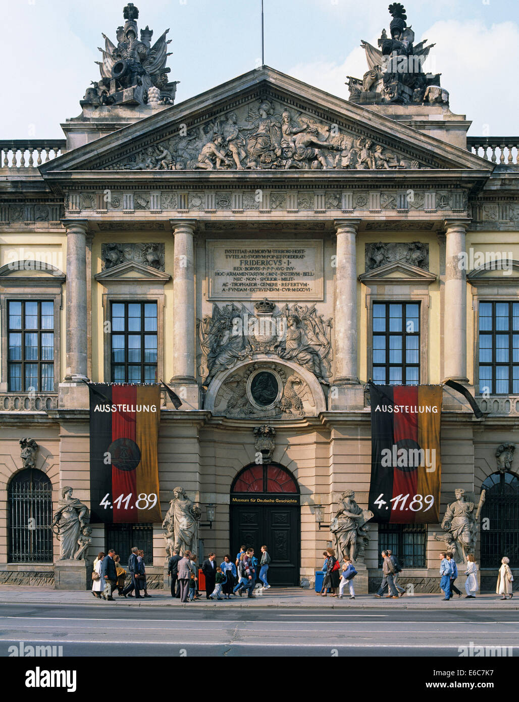 Menschen Vor Dem Zeughaus Unter Den Linden, Museum Fuer Deutsche Geschichte, Deutsche Nationalflaggen, Ausstellung 04.11.1989, Alexanderplatz-Demonstr Stockfoto