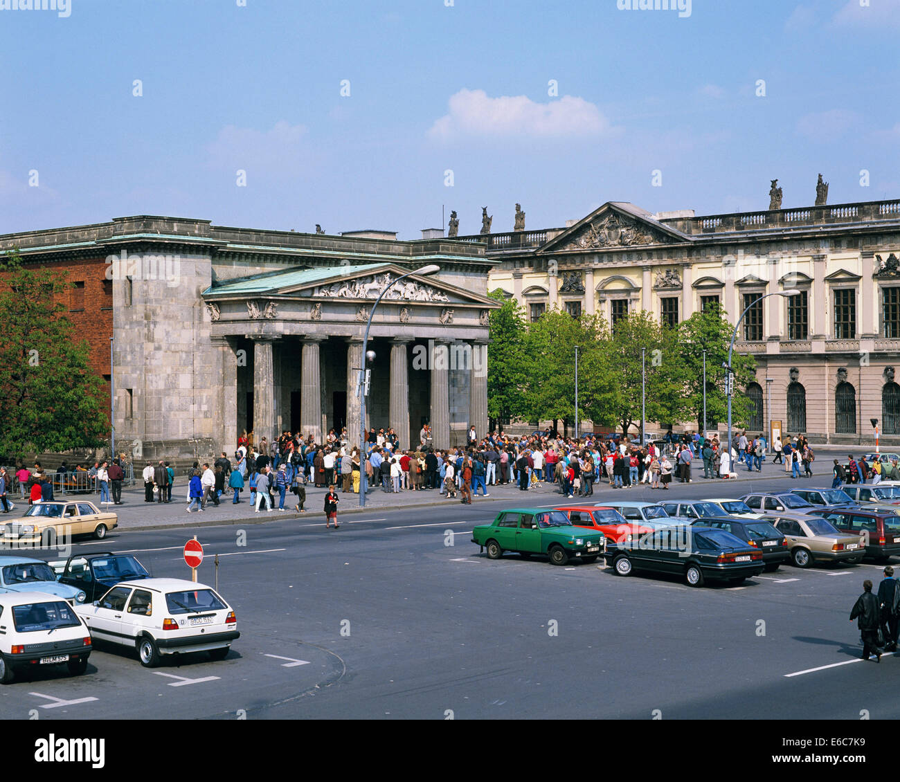 Menschenandrang Vor der Gedenkstaette Neue Wache, Dahinter Das Zeughaus, Museum Fuer Deutsche Geschichte, Heute deutschen historischen Museum, Autos ein Stockfoto