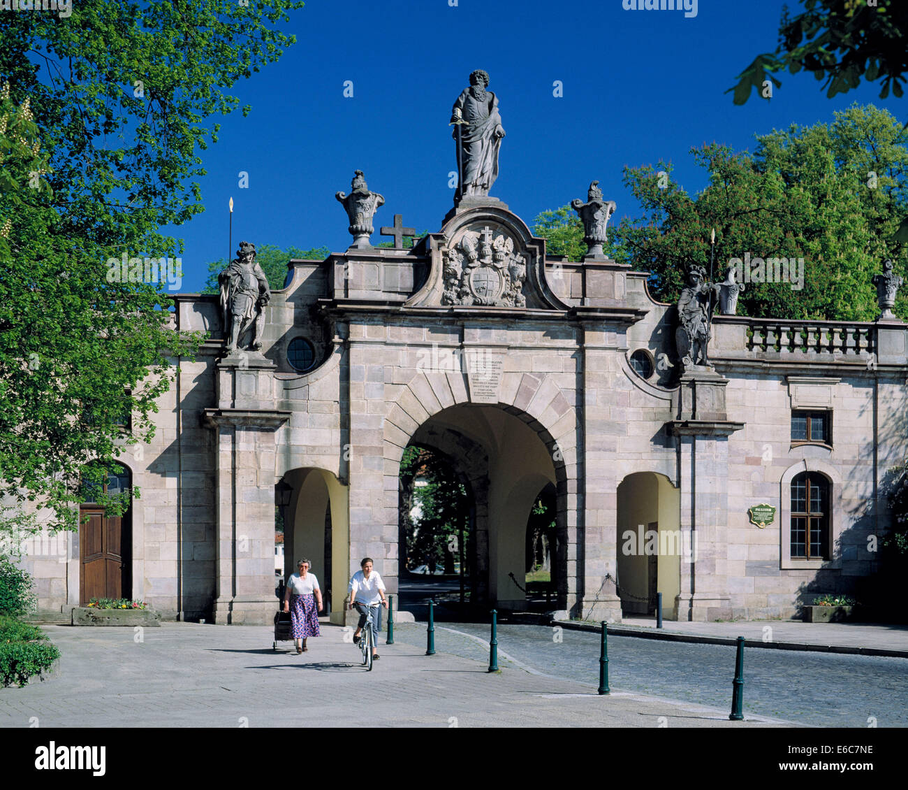 Barockes Stadttor, Paulustor von Johann Dientzenhofer Mit Figur des Apostel Paulus in Osthessisches Bergland, Fulda, Hessen Stockfoto