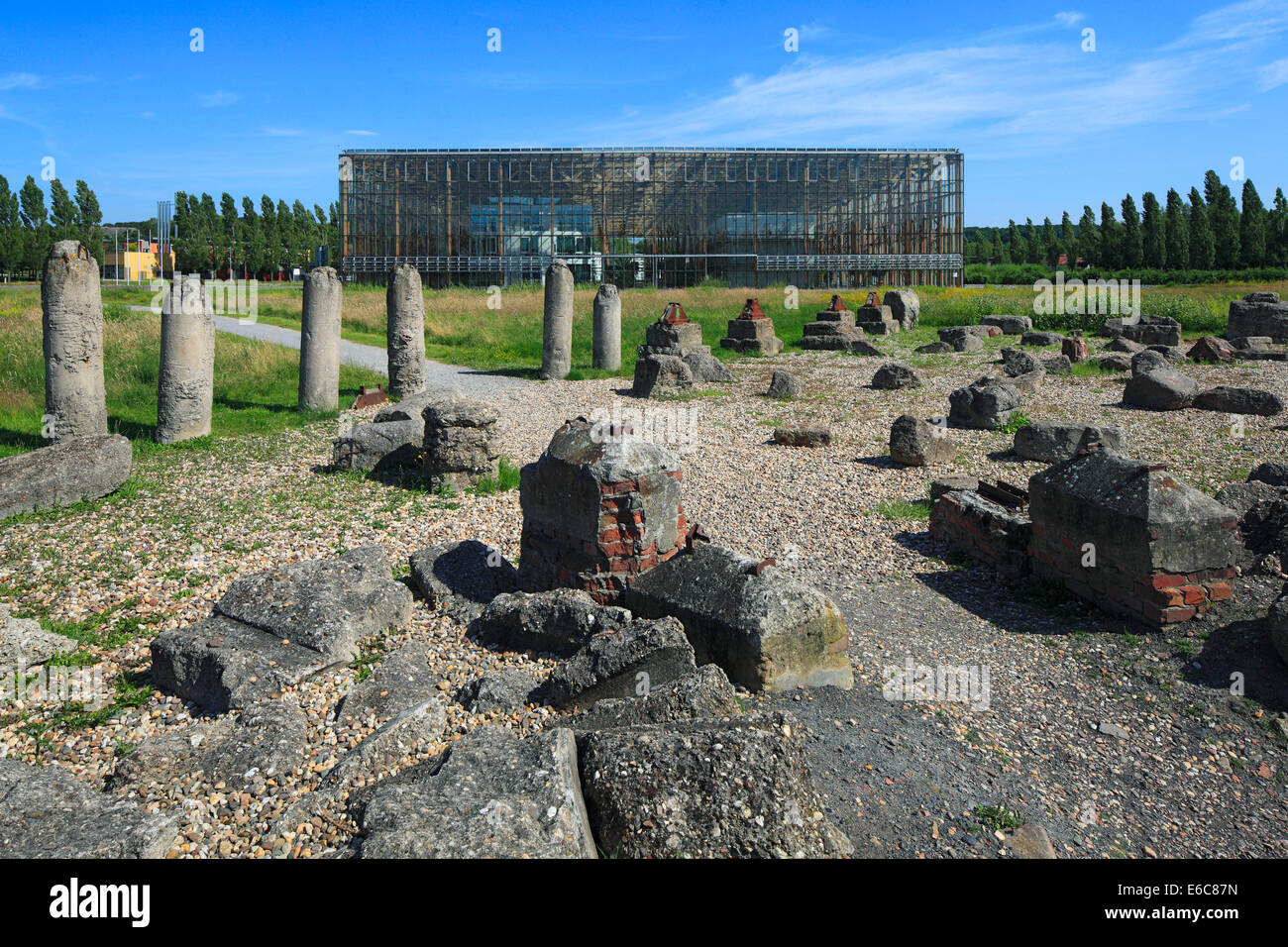 Stelenfeld von Herman Prigann Truemmerfeld bin Solarkraftwerk Akademie Mont-Cenis in Herne-Sodingen, Ruhrgebiet, Nordrhein-Westfalen Stockfoto