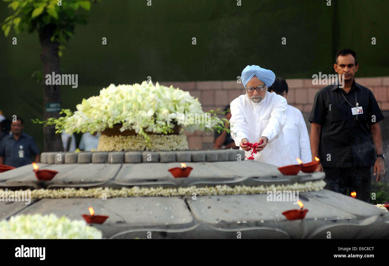 Neu-Delhi, Indien. 20. August 2014. Der ehemalige indische Premierminister Manmohan Singh ist eine Hommage an den ehemaligen Premierminister Rajiv Gandhi an seinem 70. Geburtstag am Vir Bhoomi in Neu-Delhi, Indien, 20. August 2014. Bildnachweis: Partha Sarkar/Xinhua/Alamy Live-Nachrichten Stockfoto