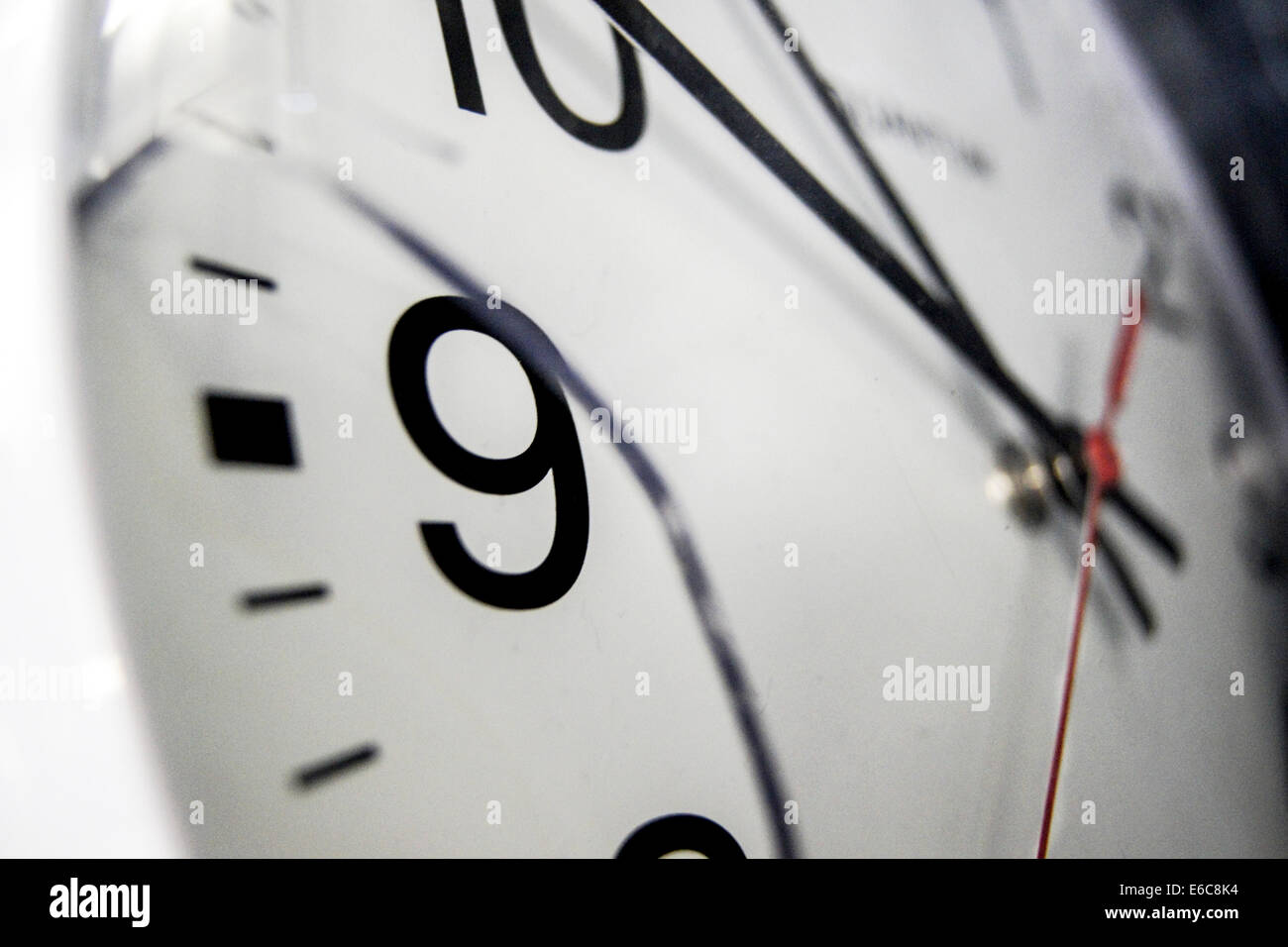 Auch Eine Kaputte Uhr Geht Zweimal Am Tag Richtig Kaputte Uhr Stockfotos und -bilder Kaufen - Alamy