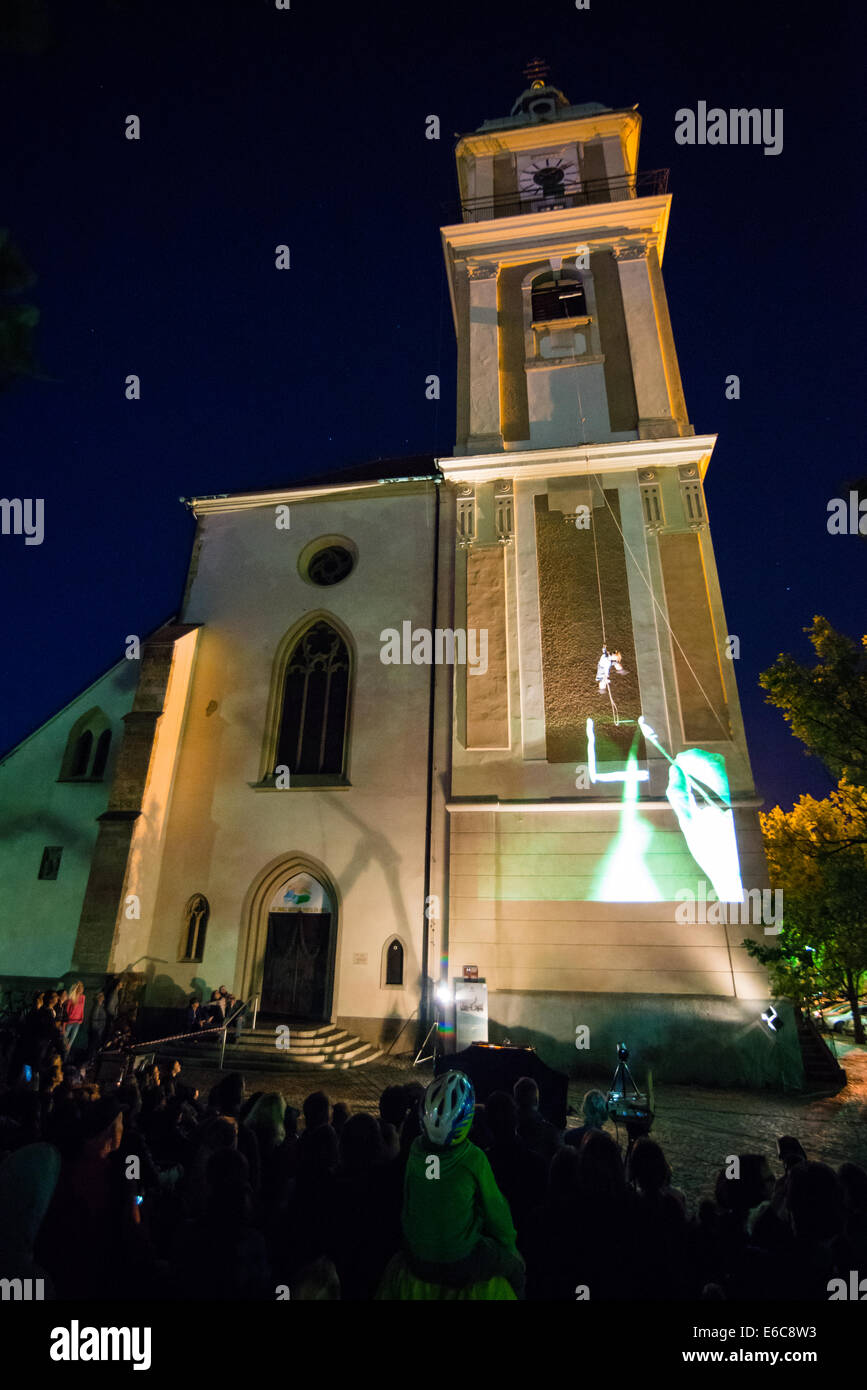 Vertigo - vertikale mit multimedia, Straße Theater Tanzshow von Sébastien Čopko Fraboulet, Manca Uršič am Festival Lent Stockfoto