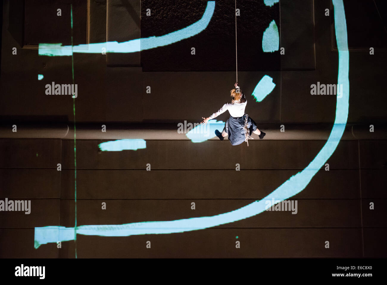 Vertigo - vertikale mit multimedia, Straße Theater Tanzshow von Sébastien Čopko Fraboulet, Manca Uršič am Festival Lent Stockfoto