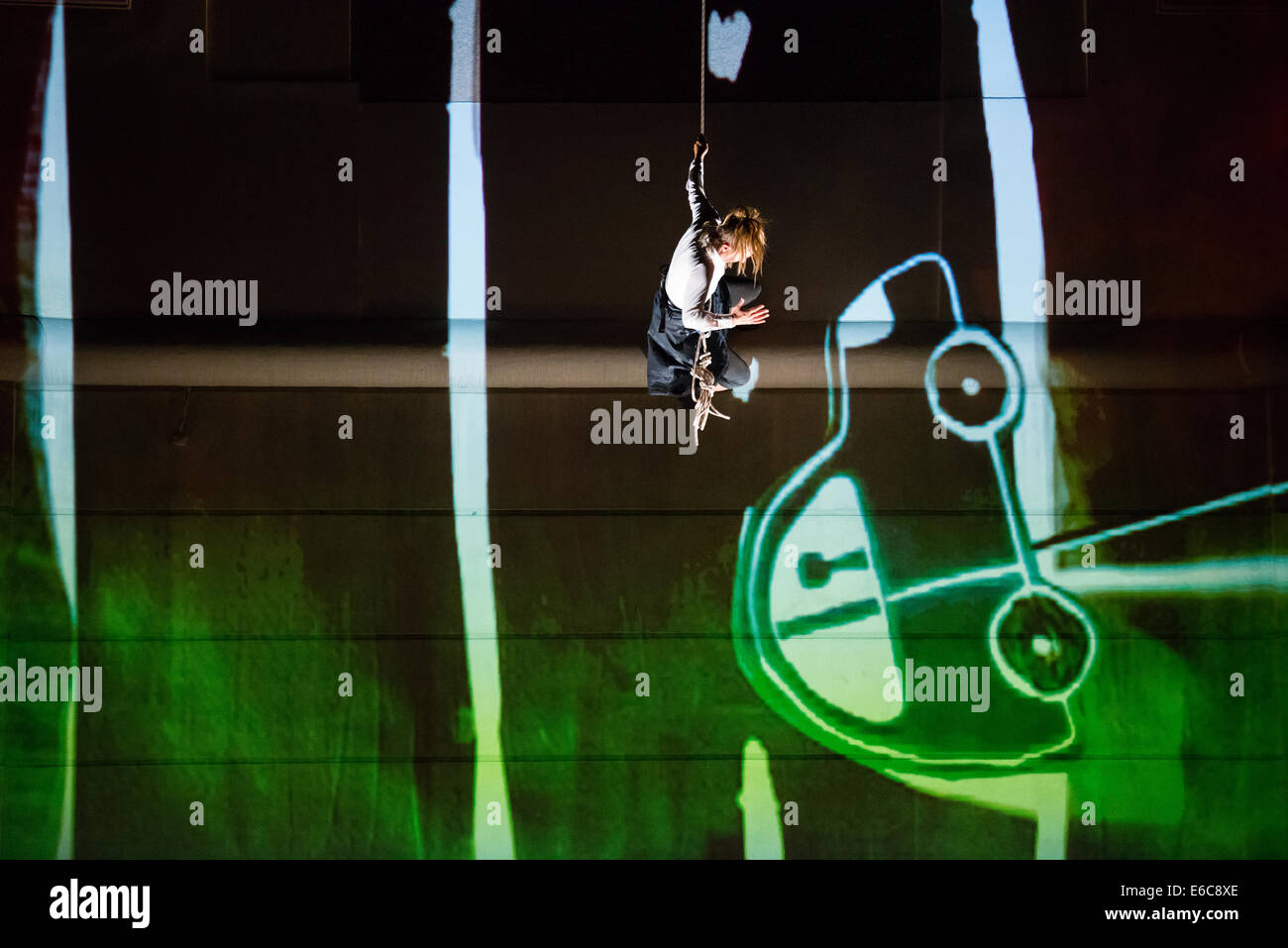 Vertigo - vertikale mit multimedia, Straße Theater Tanzshow von Sébastien Čopko Fraboulet, Manca Uršič am Festival Lent Stockfoto