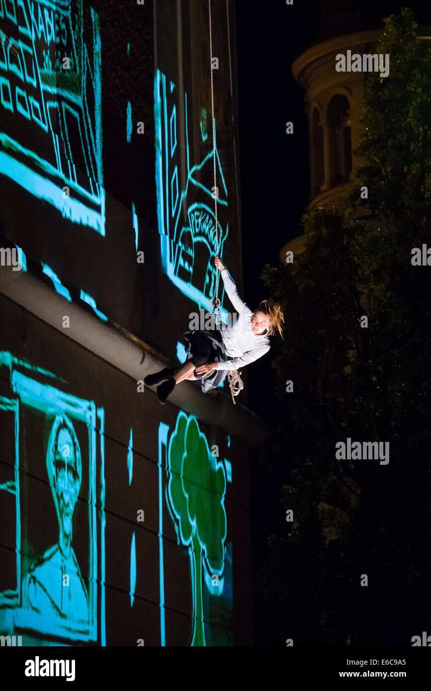 Vertigo - vertikale mit multimedia, Straße Theater Tanzshow von Sébastien Čopko Fraboulet, Manca Uršič am Festival Lent Stockfoto