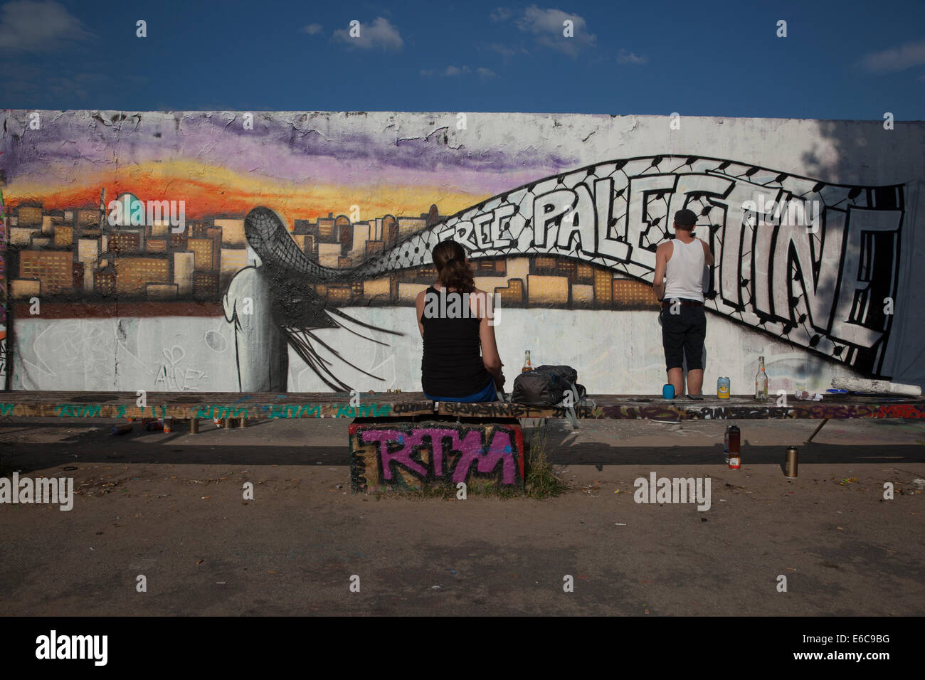 Graffiti-Künstler malen auf der Berliner Mauer Stockfoto