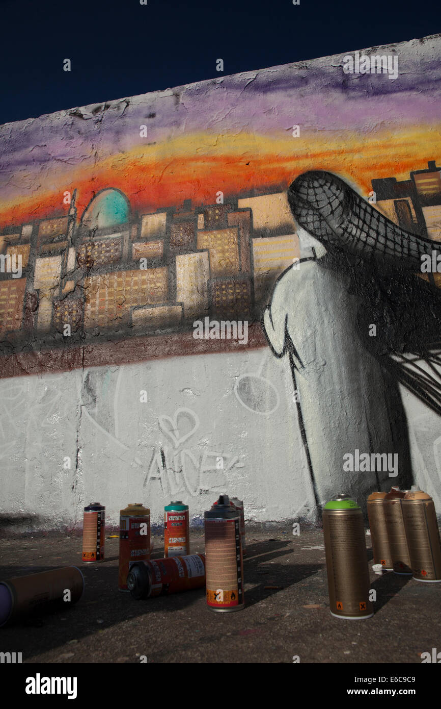 Graffiti-Künstler malen auf der Berliner Mauer Stockfoto