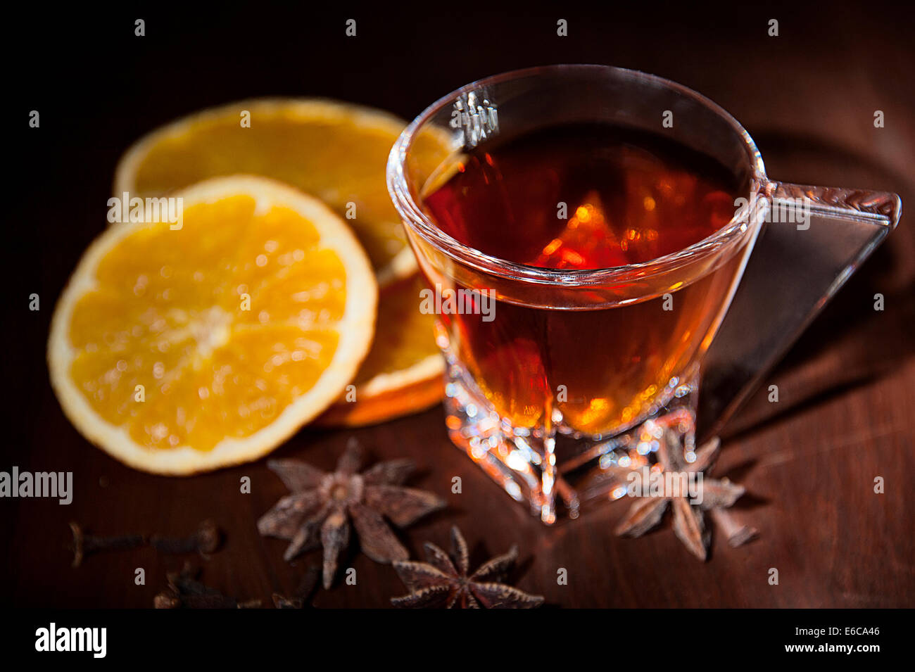 Heißen Tee für Winter und Weihnachten mit köstlichen Orangen und Gewürzen Stockfoto