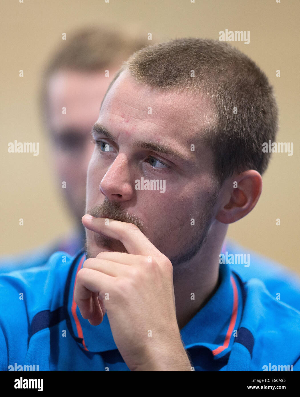 Hamburg, Deutschland. 20. August 2014. Hamburgs Kentin Mahe hört Durig die Pressekonferenz der HSV Handball auf die Eröffnung der Saison in Hamburg, Deutschland, 20. August 2014. Foto: Axel Heimken/Dpa/Alamy Live News Stockfoto
