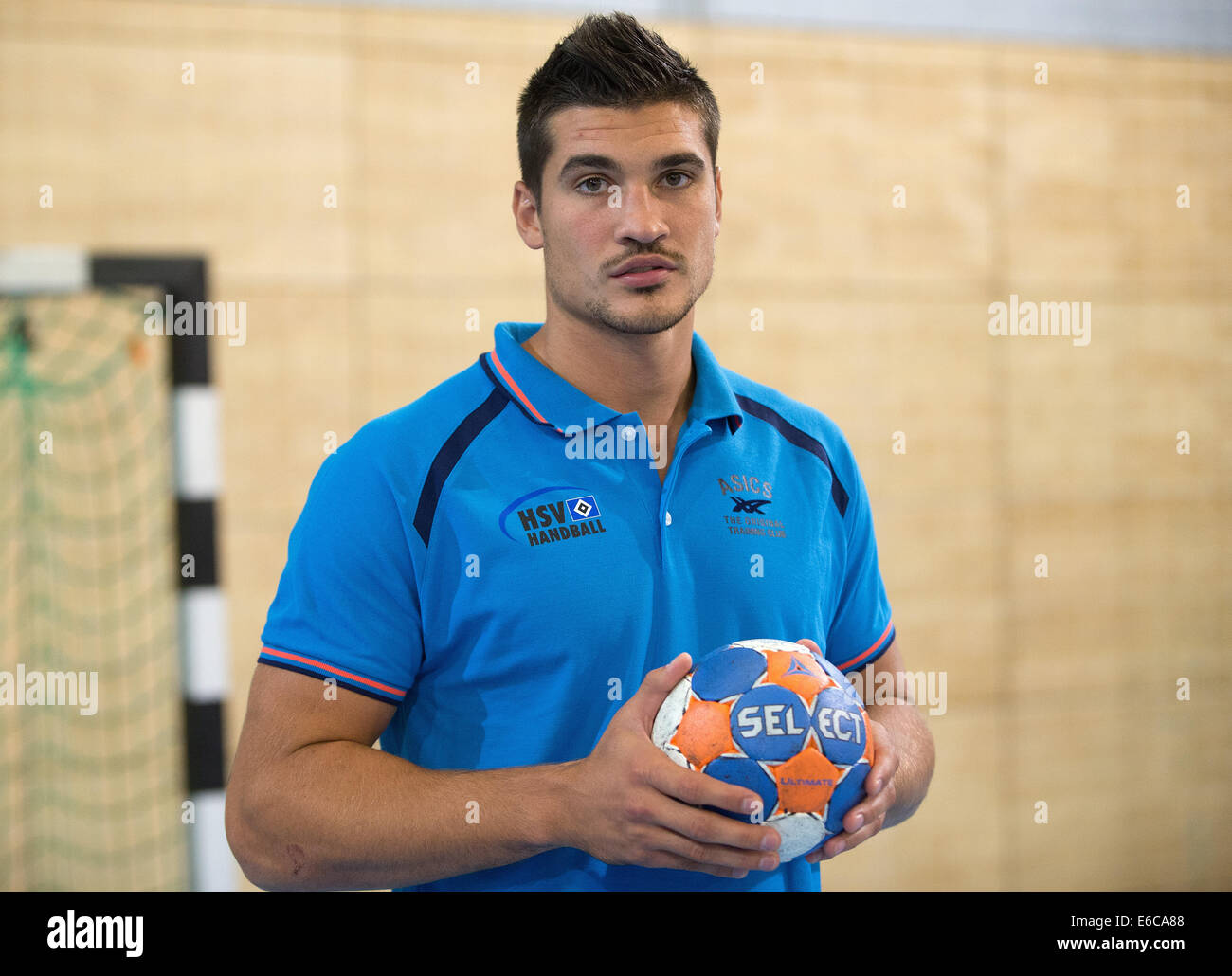 Hamburg, Deutschland. 20. August 2014. Hamburgs neue Spieler Alexandru-Viorel Simicu aus Rumänien wird während der Pressekonferenz der HSV Handball auf die Eröffnung der Saison in Hamburg, Deutschland, 20. August 2014 fotografiert. Foto: Axel Heimken/Dpa/Alamy Live News Stockfoto
