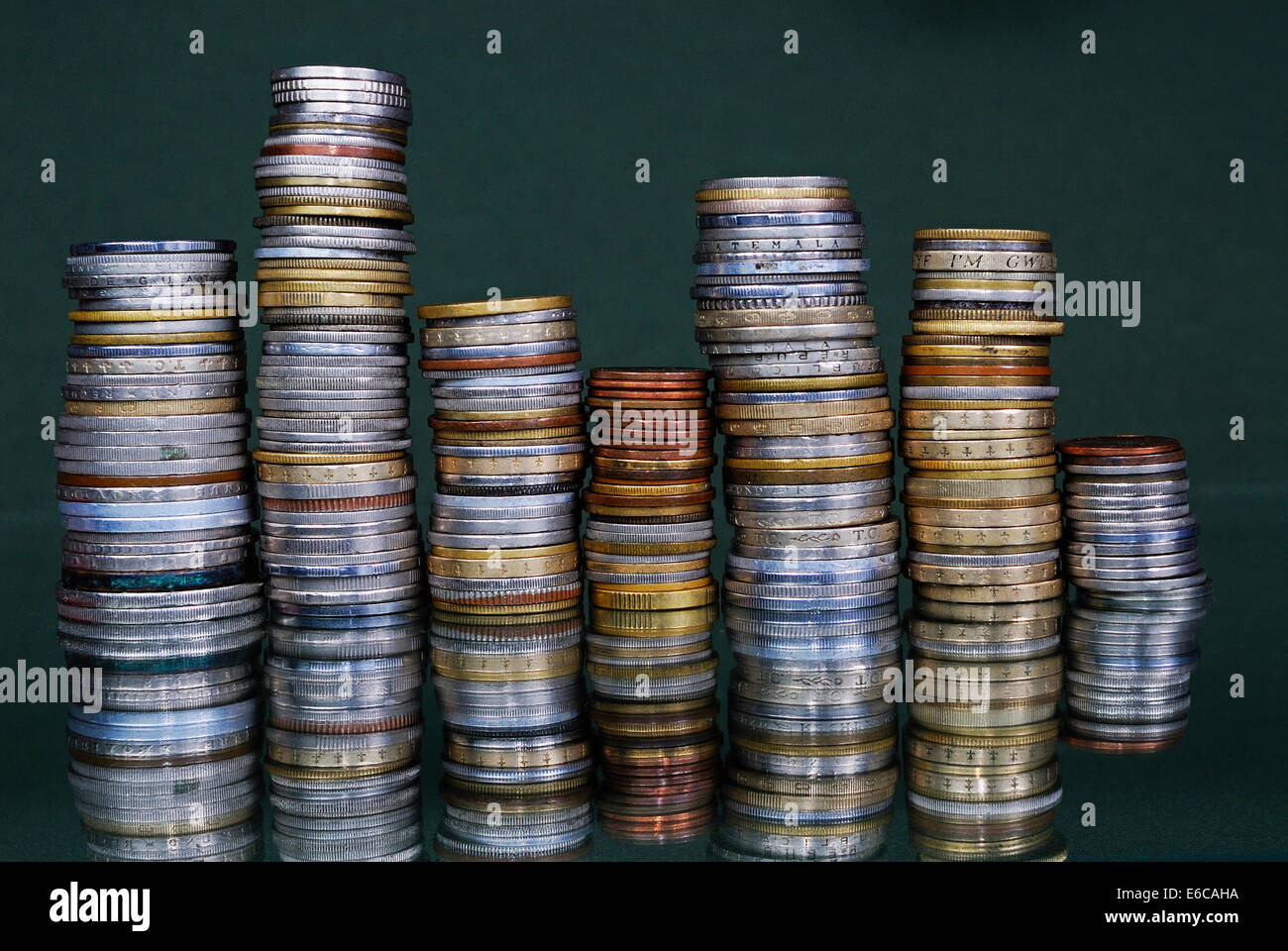 Stapel von internationalen Münzen Stockfoto