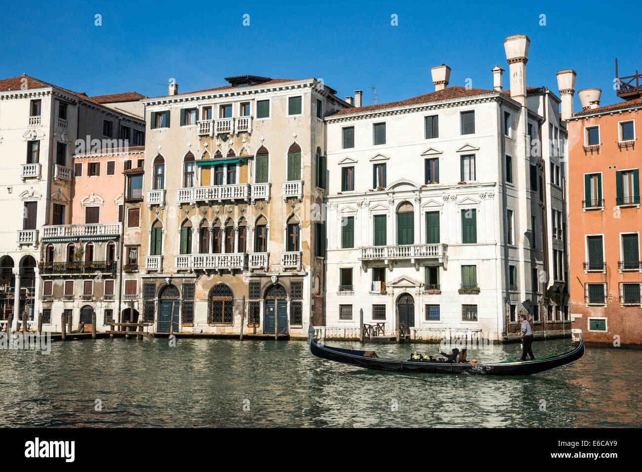 Eine Gondel Stöcke elegant Plazzos entlang des Canal Grande in Venedig. Stockfoto