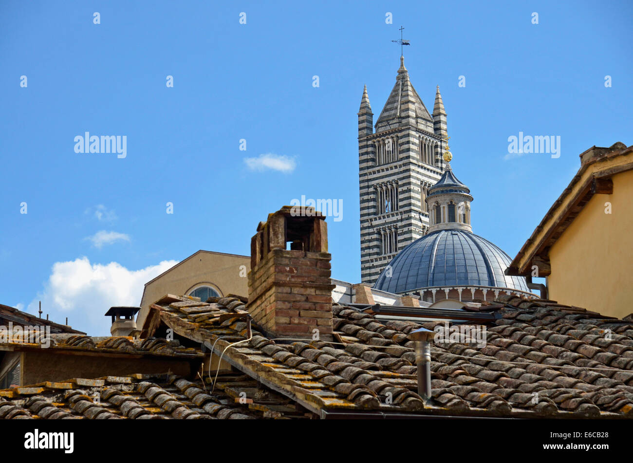 Siena, Toskana, Italien, Europa - Glockenturm der Kathedrale Duomo di Siena über rote Dächer Stockfoto
