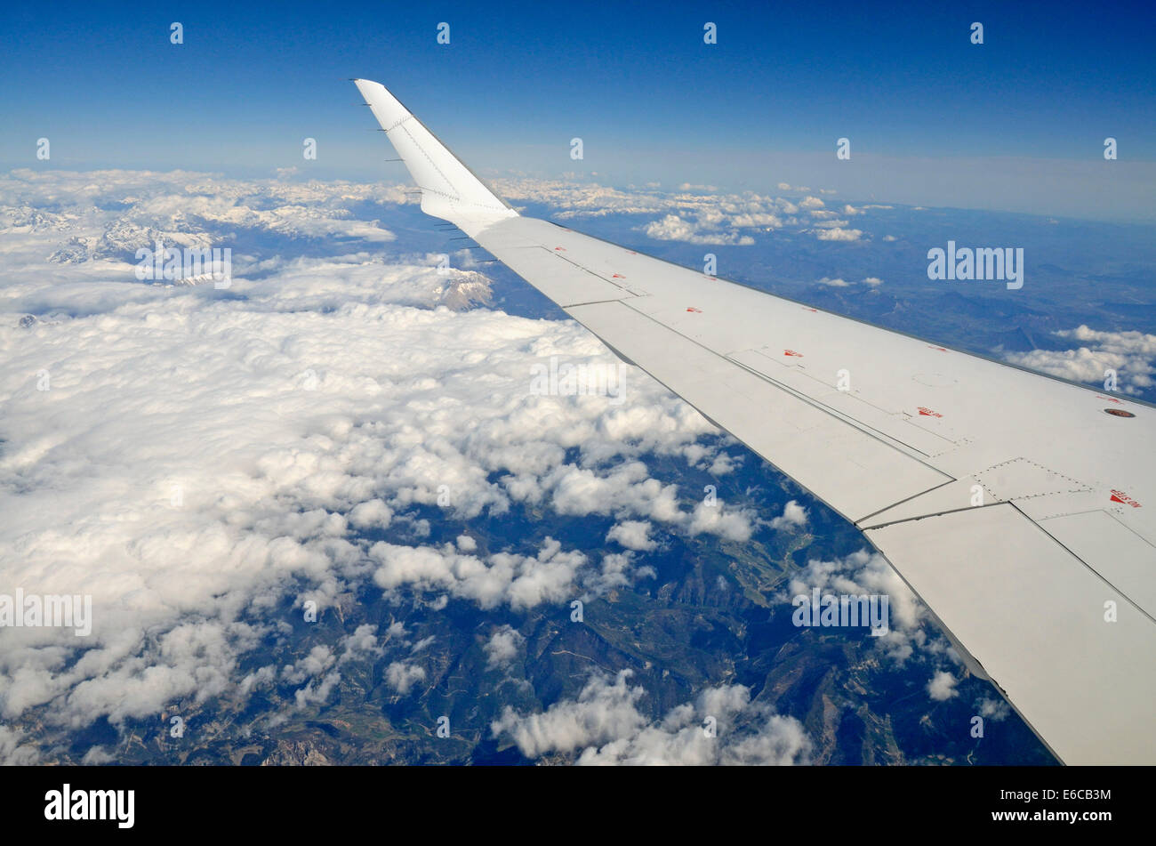Flügel des fliegenden Flugzeug über französische Alpen, Frankreich Stockfoto