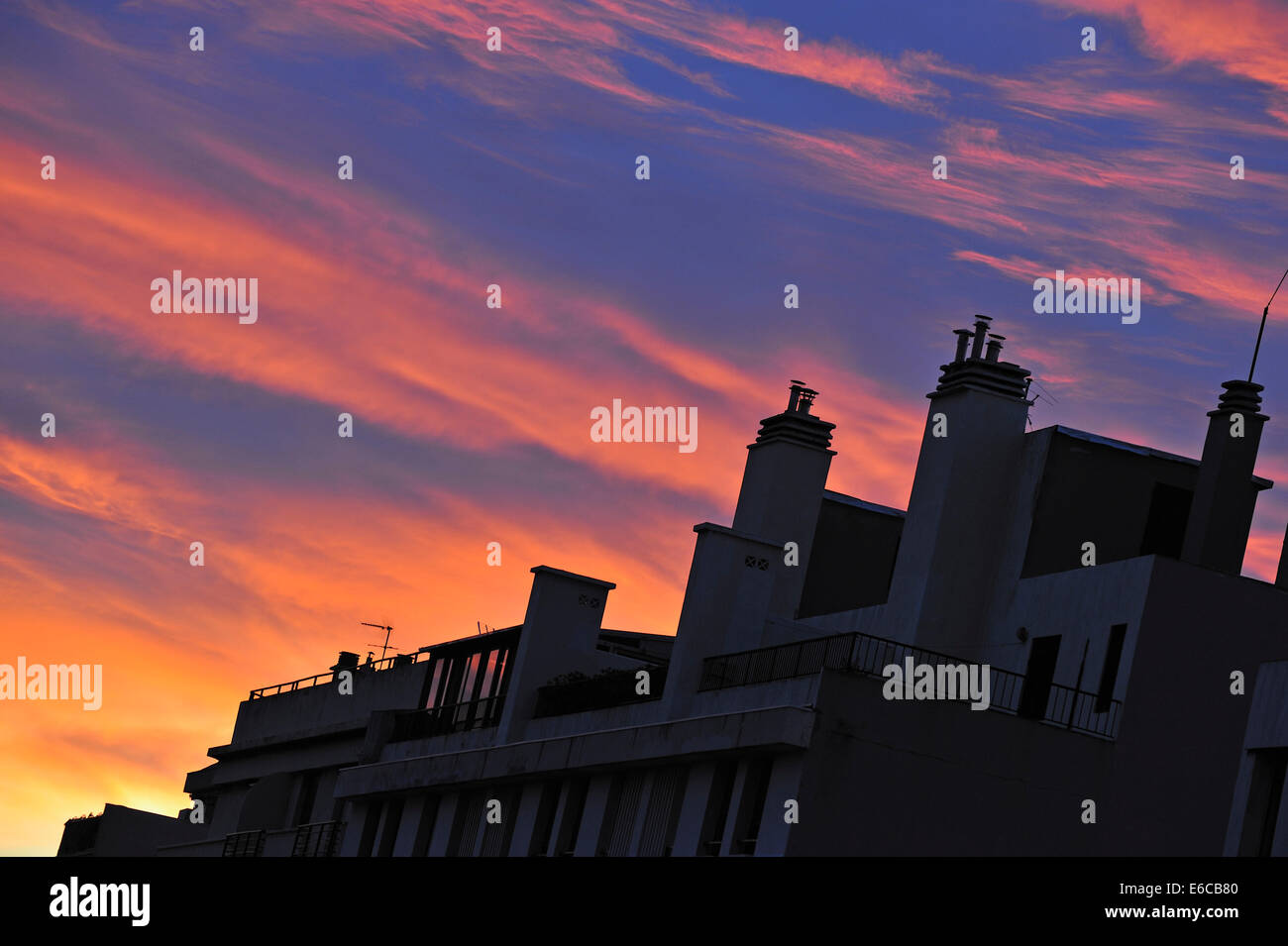 Gebäude Silhouette bei Sonnenaufgang/Sonnenuntergang mit roten Himmel Stockfoto