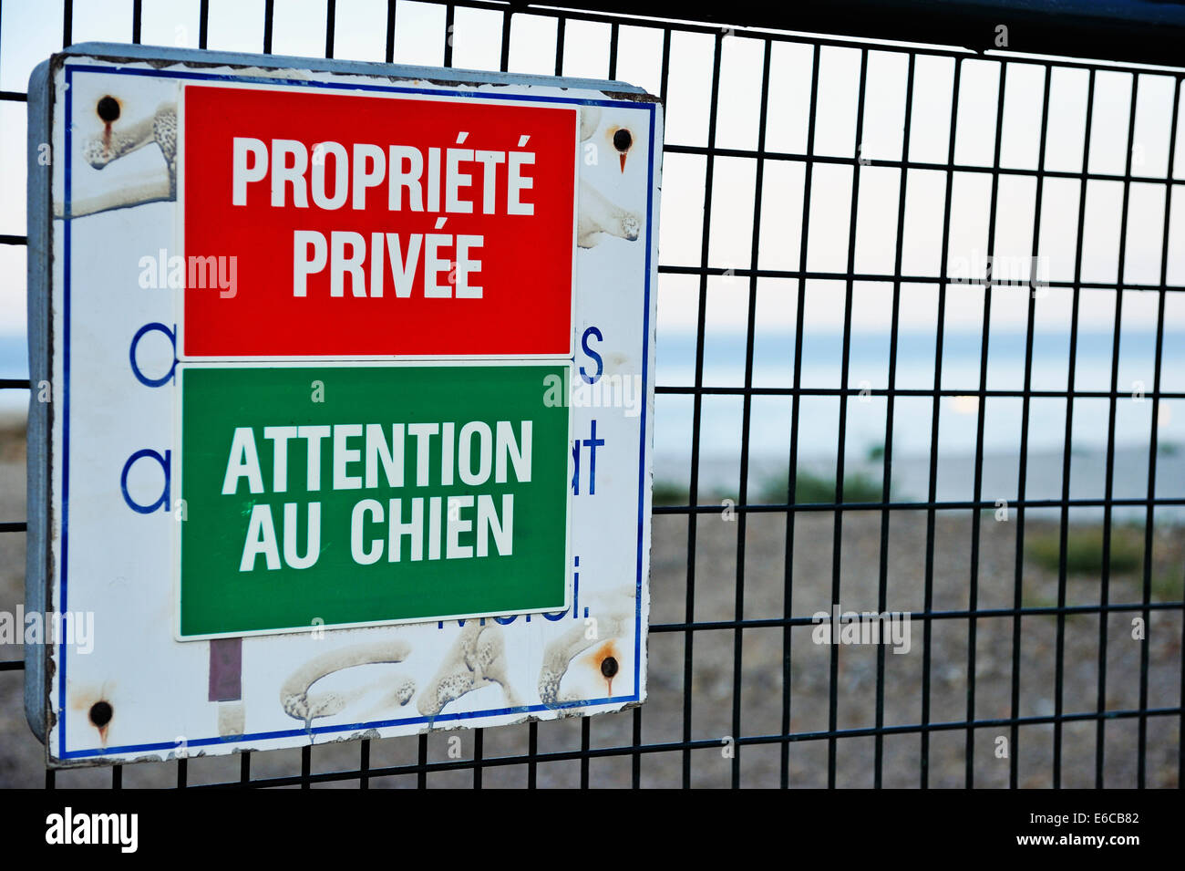 Französische Private Property Zeichen und Warnung vor dem Hunde Stockfoto