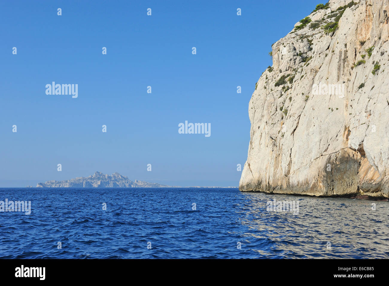 Calanques Klippen im Mittelmeer, Insel Riou im Hintergrund, Marseille, Frankreich, Europa Stockfoto