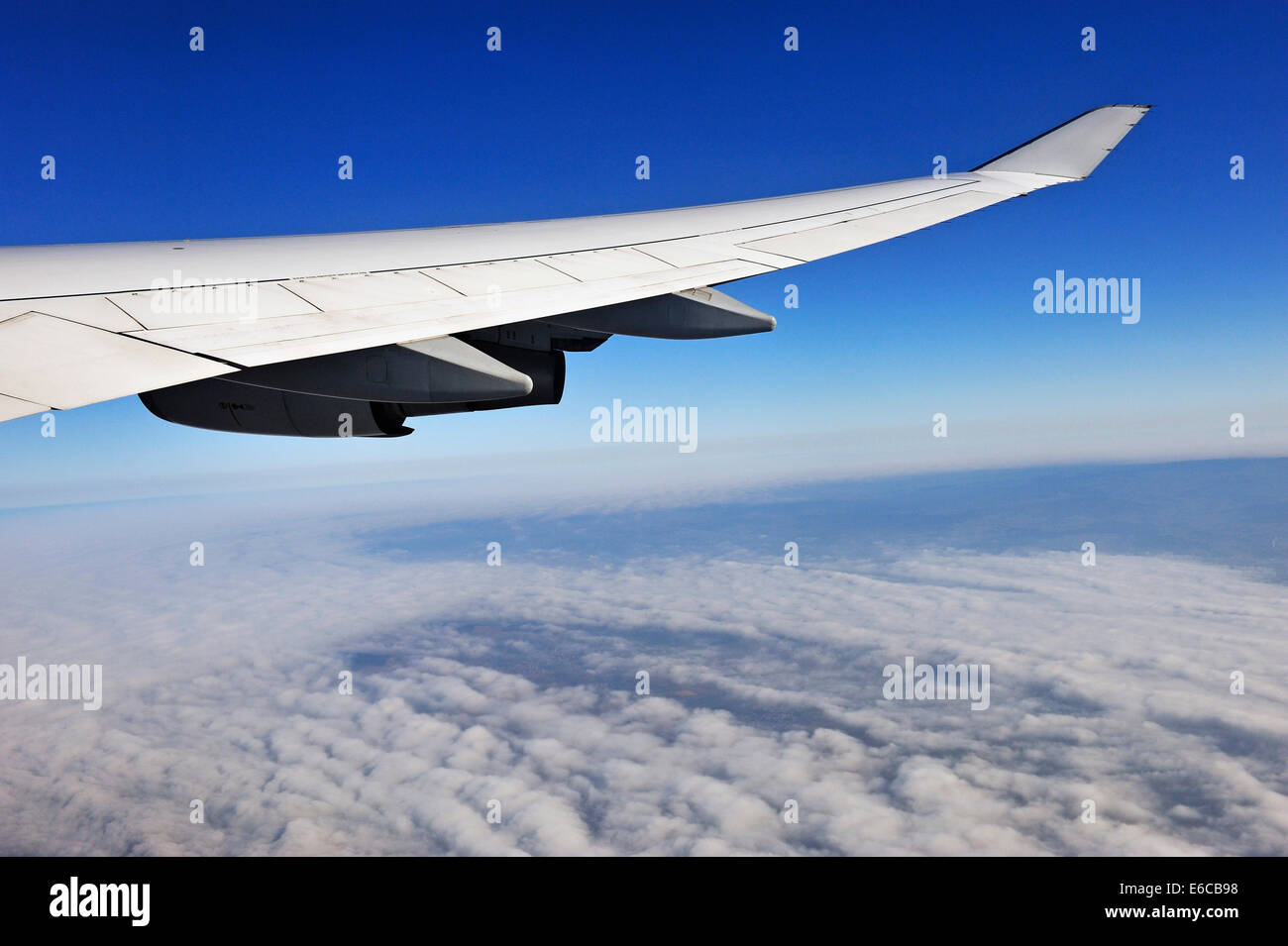 Über den Wolken in einem Flugzeug Stockfoto