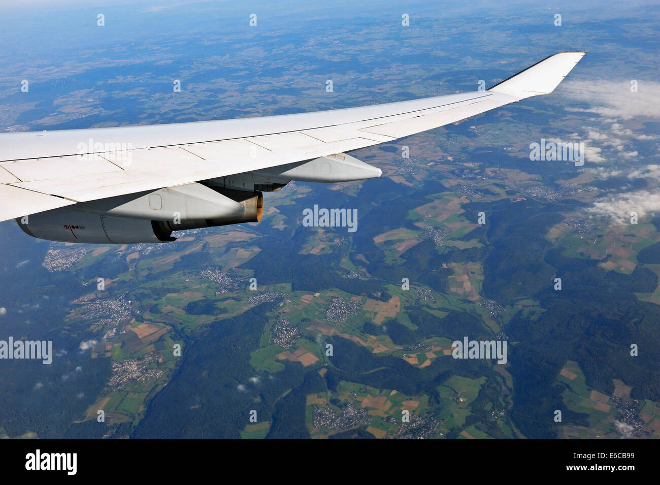 Flügel des fliegenden Flugzeug über Deutschland, Europa - mit kleinen deutschen Dörfern unten Stockfoto