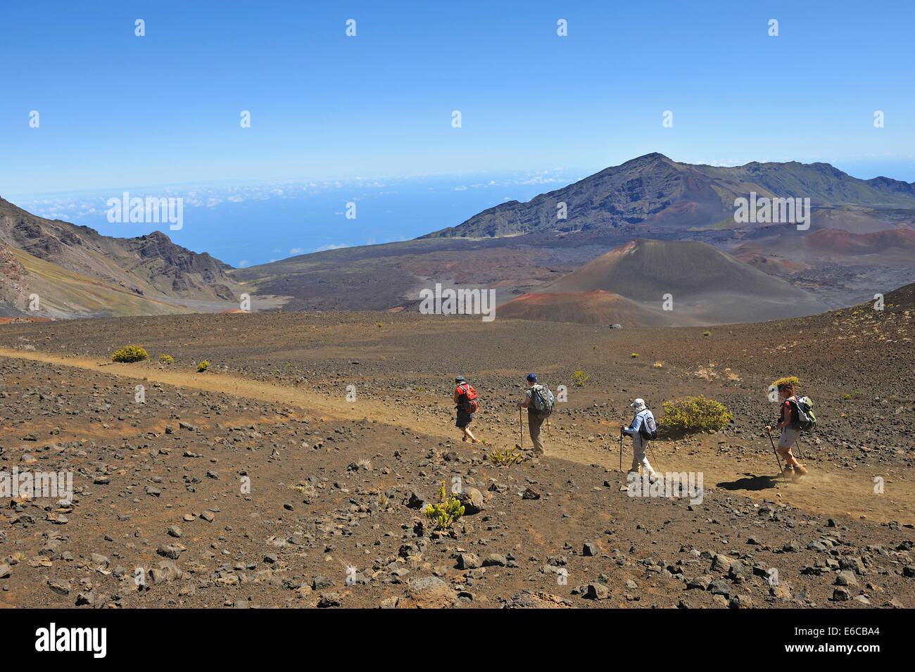 Menschen wandern, Haleakala Vulkankrater, Haleakala National Park, Insel Maui, Hawaii Inseln, USA Stockfoto