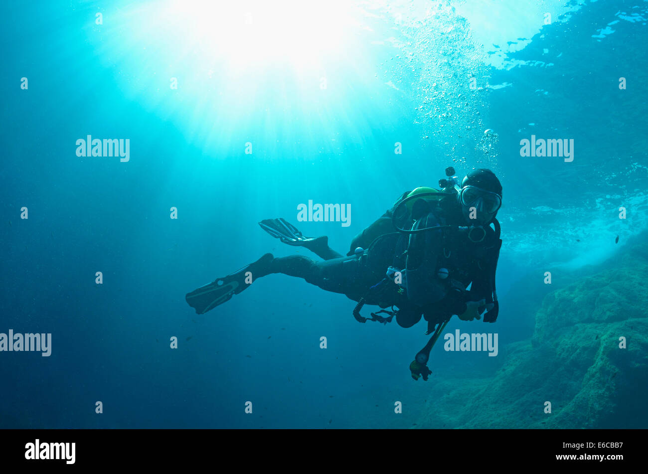 Sonnenstrahlen und Taucher Schwimmen unter Wasser, Europa Stockfoto
