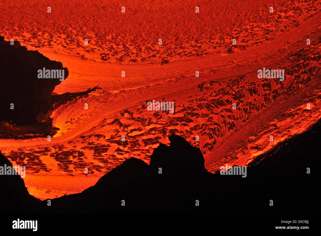 Fluss der geschmolzene Lava fließt ins Meer bei Sonnenaufgang, Kilauea-Vulkan, Big Island, Hawaii Inseln, USA Stockfoto