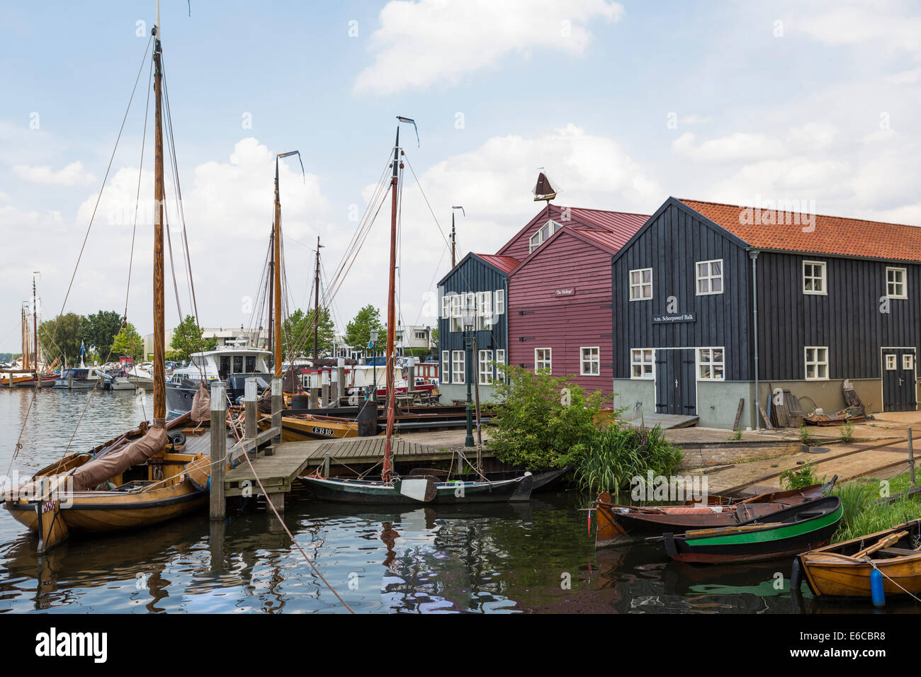Hafen von Elburg, eine alte historische Hansestadt in den Niederlanden, mit alten hölzernen Fischerboote. Stockfoto