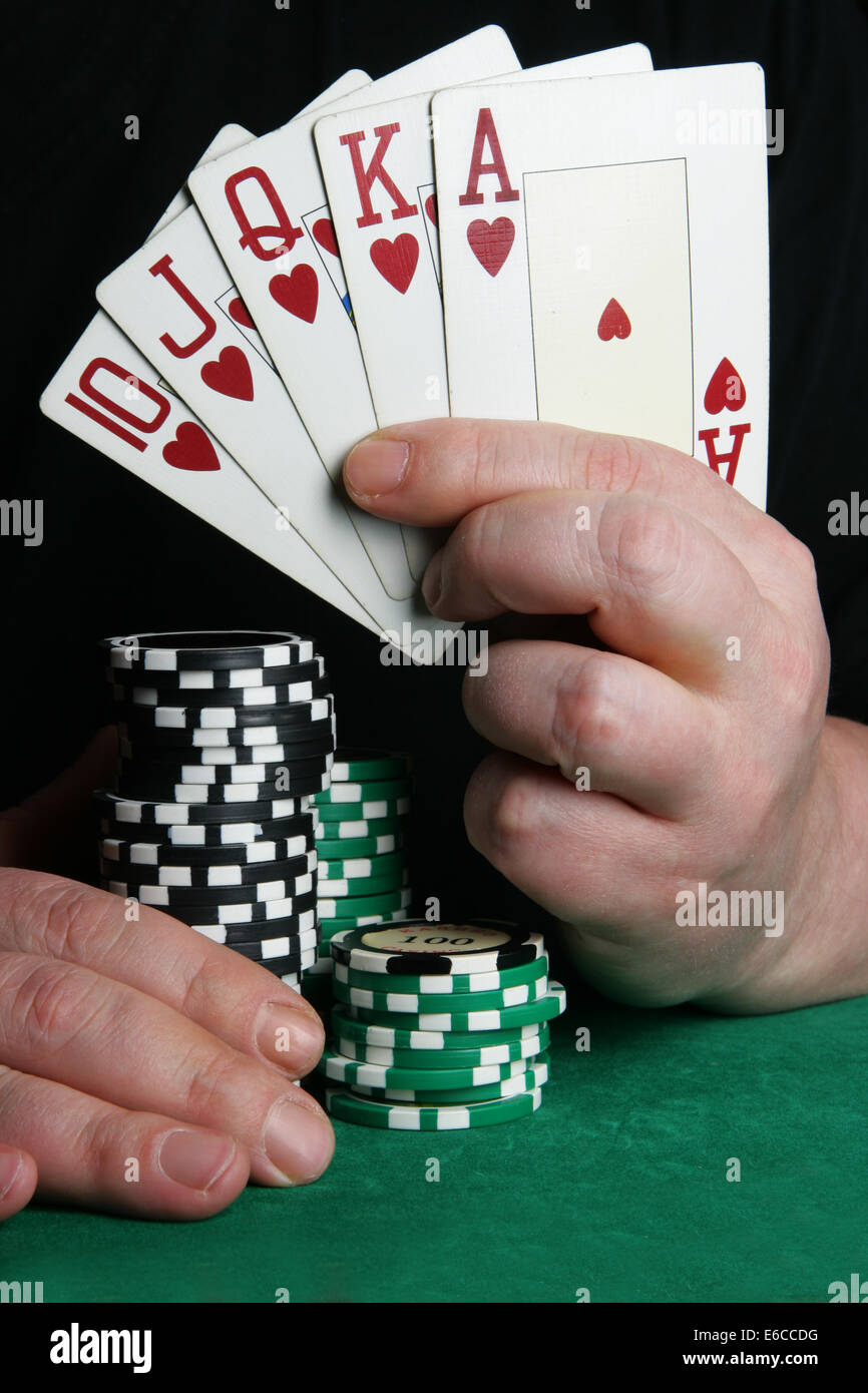 Hand der Kartenspieler mit Royal flush Stockfoto