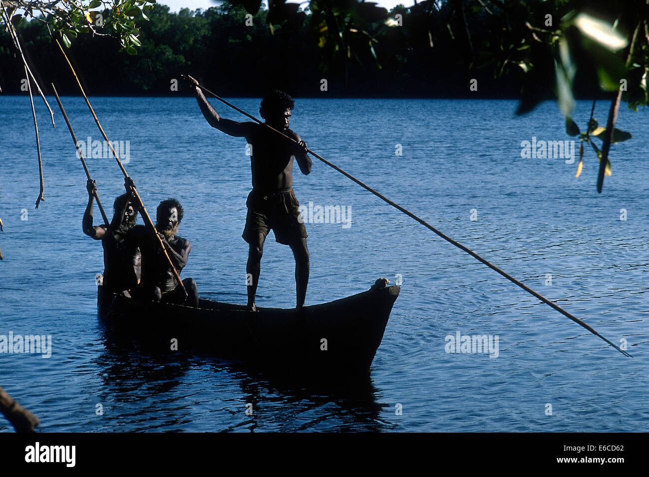 Aborigines im Kanu spearfishing auf Melville Island, Australien Stockfoto