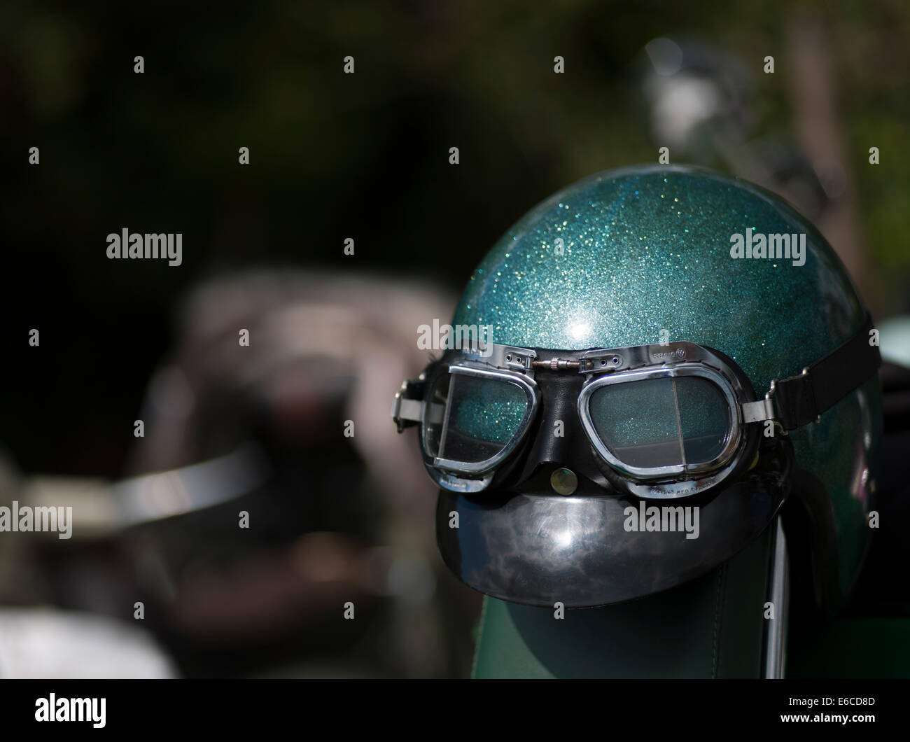 Grüne Retro-Helm mit Brille Stockfoto