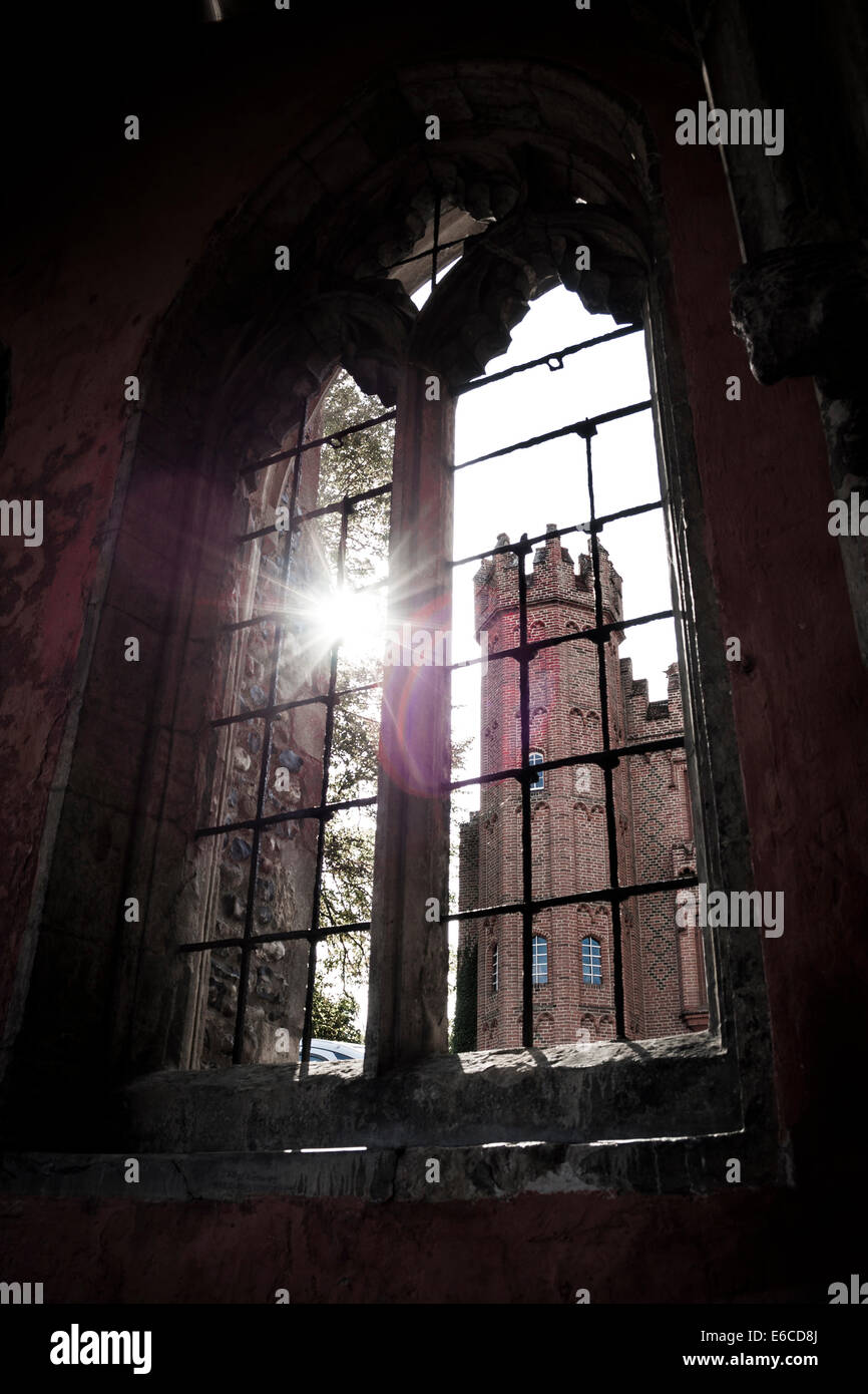 Gespenstisch aussehende Kirchenfenster Stockfoto