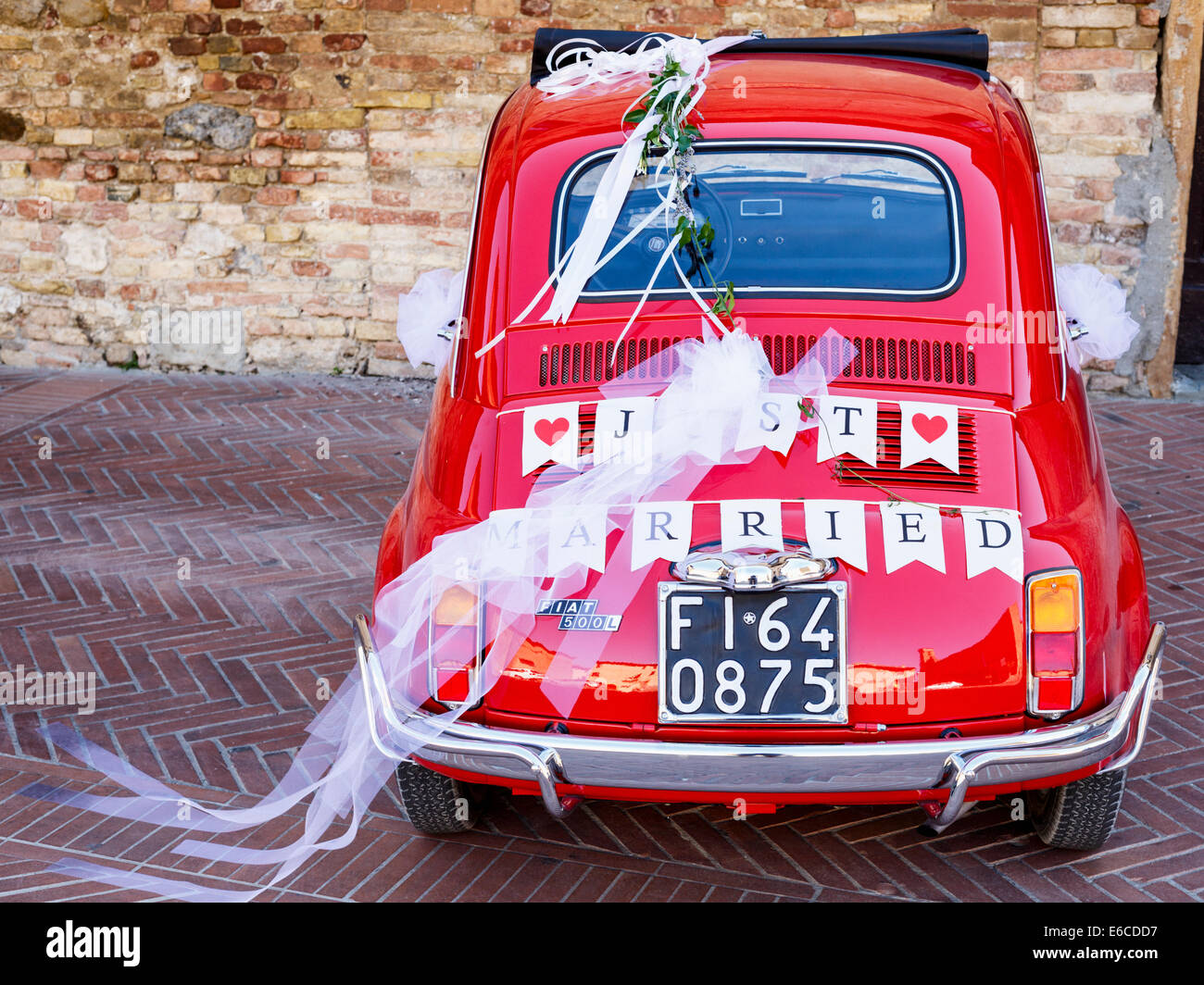 Just Married geschrieben auf der Rückseite eines roten Fiat 500, San Gimignano, Toskana, Italien Stockfoto